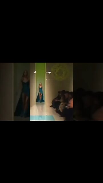 Juliastegner in Versace Fall/Winter 2005 FashionShow By Donatella Versace