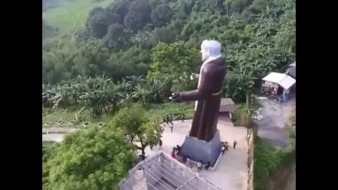 Enorme monumento al Padre Pío en San José del Monte, Bulacan, Filipinas