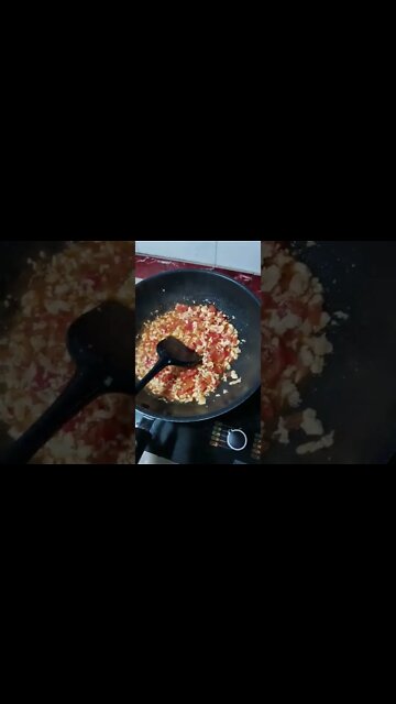 西红柿炒蛋 scrambled eggs with tomatoes