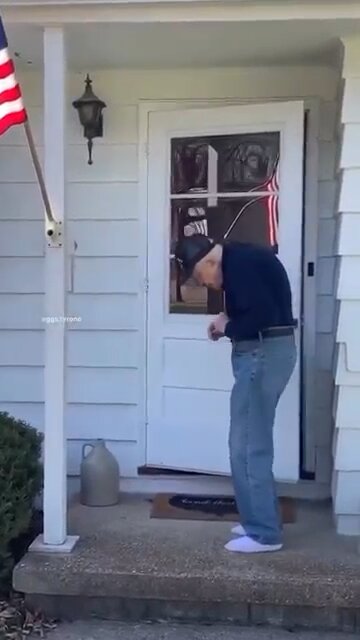 Y'all know this'll be me at age 97! What song will get you on your feet when you're old?! 🕺🏿