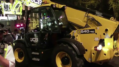 Police bring in a JCB Marble Arch #metpolice
