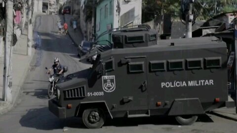 SUPOSTO ADVOGADO QUESTIONA SOLDADOS DO BOPE