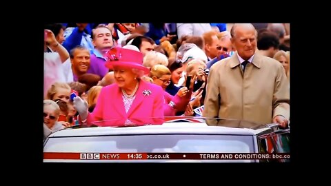 Hilarious moment between Queen Elizabeth II and The Deputy First Minister!!