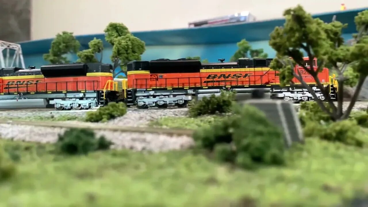 N Scale BNSF SD70aces pulling a long manifest up the pass