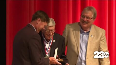 105-year-old WWII veteran received medal