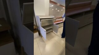 Nosso aparador buffet Cloe une praticidade e estilo. Todo em MDF com pés em madeira