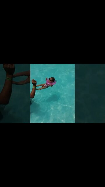 Bebê na piscina nadando sozinha - Baby in pool swimming alone neck of buoy - #shorts #linda #bebe