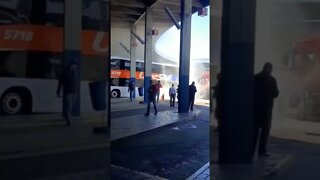 BOMBEIROS SOCORREM INÍCIO DE INCÊNDIO EM ÔNIBUS DA UNESUL NA RODOVIÁRIA DE PORTO ALEGRE