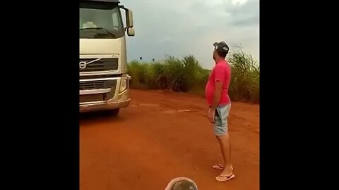 PENSA NUM CAMINHONEIRO CORAJOSO, CHAMOU OS VOLVEIRO NA SETA ( MEME ) ( VIRAL ) #shorts #rir #truck