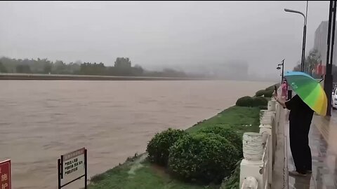 涿州泄洪+涿州暴雨‼️ 河北保定易县这个易河庄大桥，2021年大水，冲塌了，当时央视直播报道。 2022年修好了。 2023年，又塌了。 就说能不能上级部门来人检验一下桥的质量？ 真没人管吗？