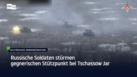 Russische Soldaten stürmen gegnerischen Stützpunkt bei Tschassow Jar