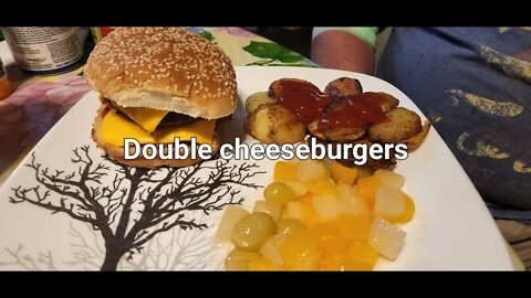 Double Cheeseburgers and Fried potatoes #castironcooking