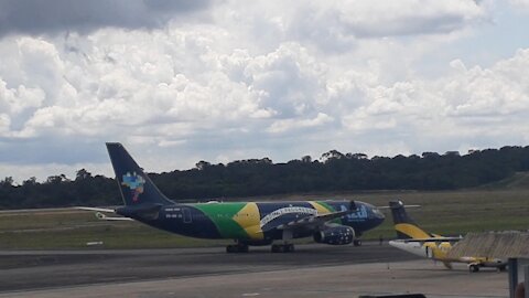 Airbus A330 PR-AIV taxia e decola de Manaus para Campinas