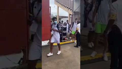 Meninos da base do Vasco chegando no estádio e ouvindo música da organizada Força Jovem