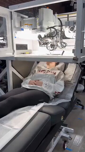 Robô aplicando cílios em humanos ? Você confiaria neles?