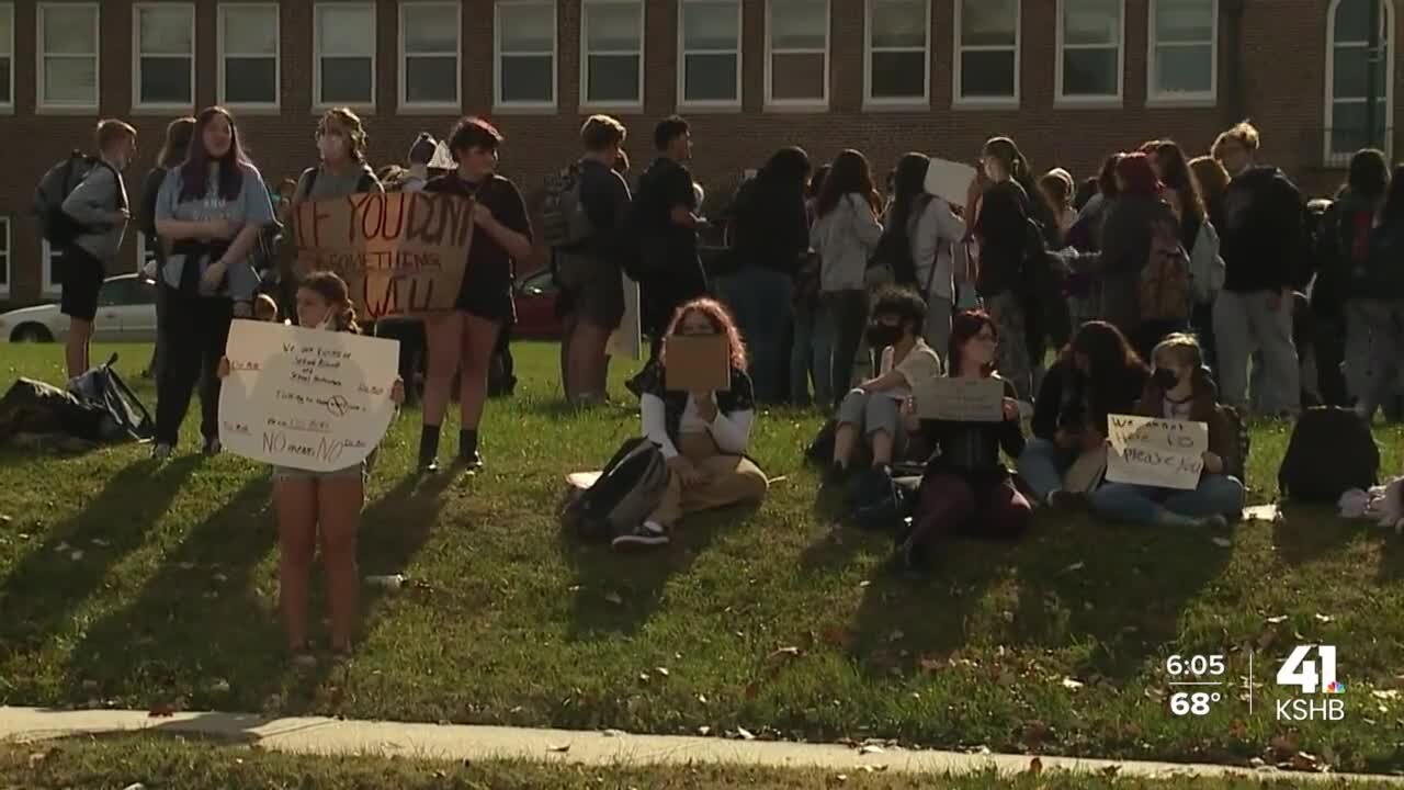 Shawnee Mission North students stage walkout