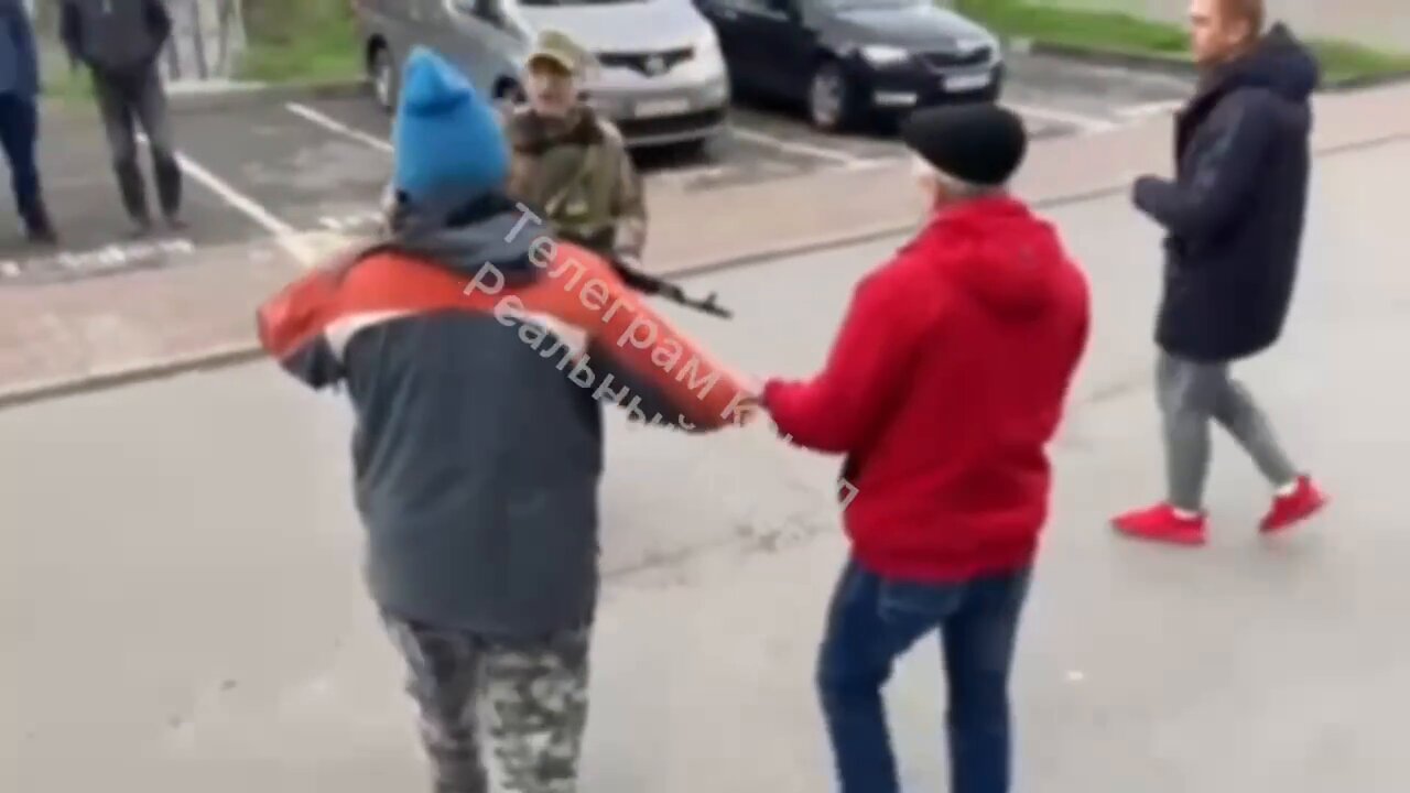 In Kiev, civilians confront a Ukrainian soldier for confiscating the mobile phone of a neighbor