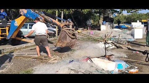 BARCO SENDO DESENCALHADO NO PORTINHO DE PERUIBE SP