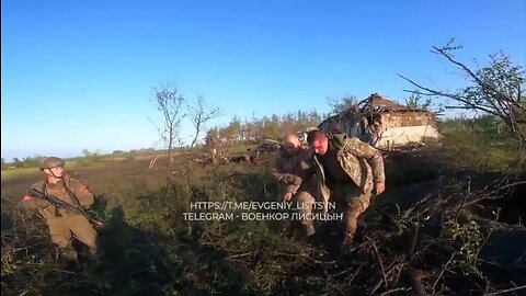 ‪Russian stormtroopers from Company Z return from the assault unscathed and with 4 Ukrainian POWs