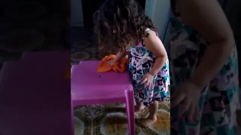 DIA DE FAXINA [ CASA DA VOVO ] - Child cleaning the house - #shorts #linda #bebe