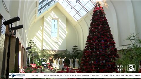 Lauritzen Gardens 'Merry and Bright' for the holidays