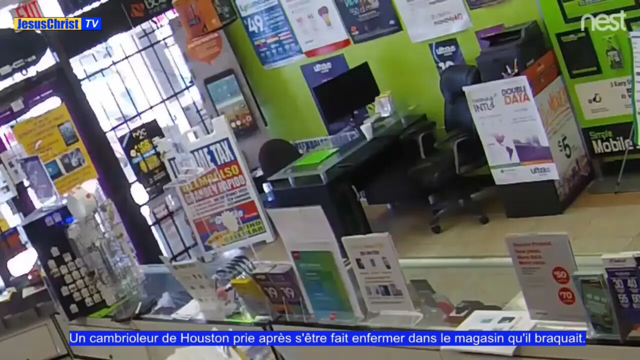 Un cambrioleur de Houston qui prie après s'être fait piéger dans le magasin qu'il braquait