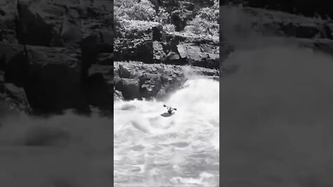 تجديف ناجح عكس نهر قوي مندفع
