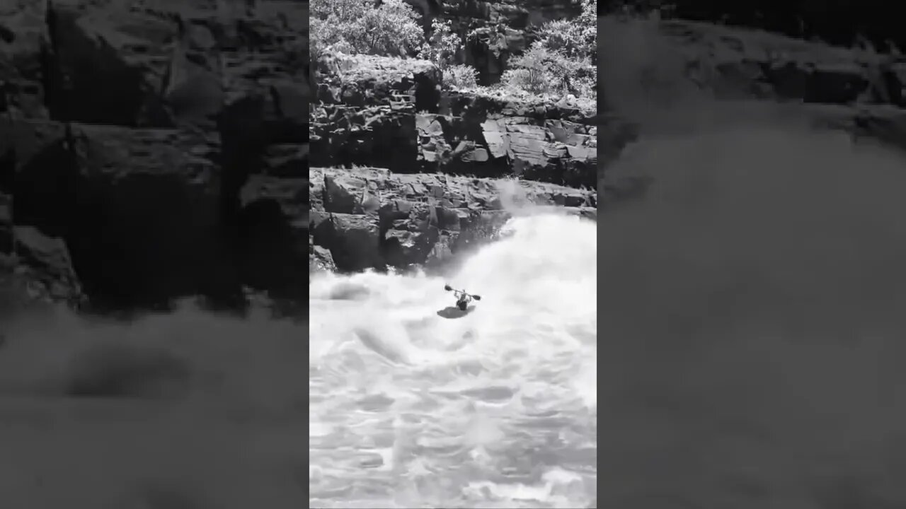 تجديف ناجح عكس نهر قوي مندفع