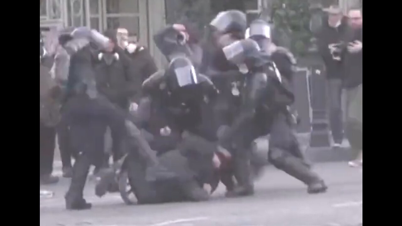 Police brutality at Corona protest in France, 2020