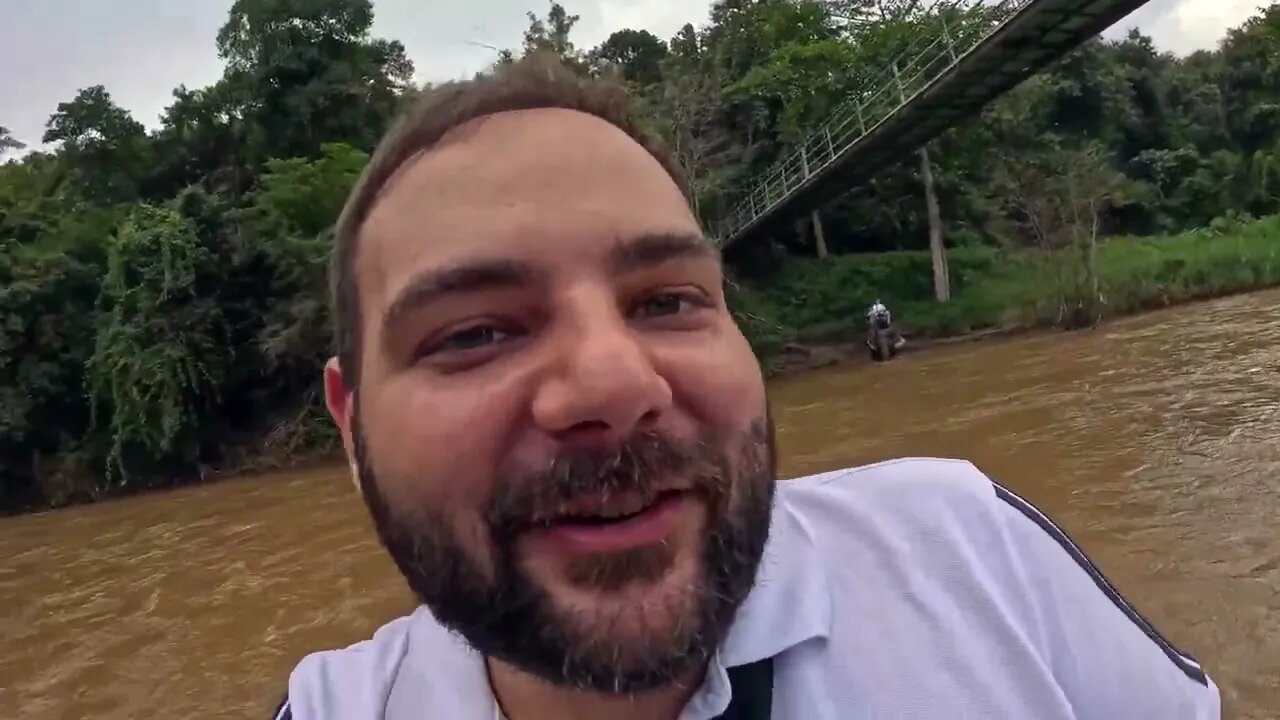 Cruzando el rio de Chiang Mai en Tailandia encima de un elefantito