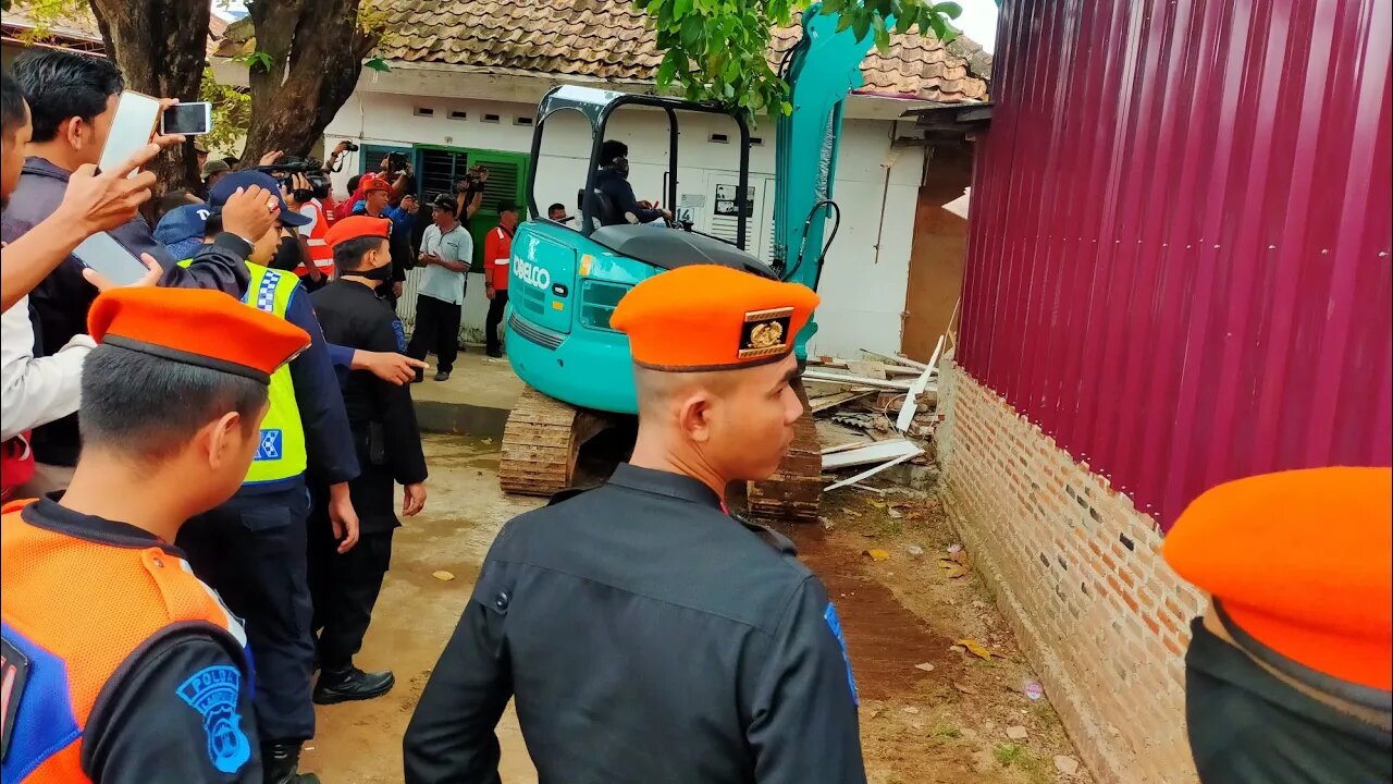 KAI Divre IV Tertibkan Rumah perusahaan di Jl Manggis No. 86A, Kelurahan Pasir Gintung