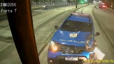 VIATURA DA PMRJ COLIDE DE FRENTE COM BRT