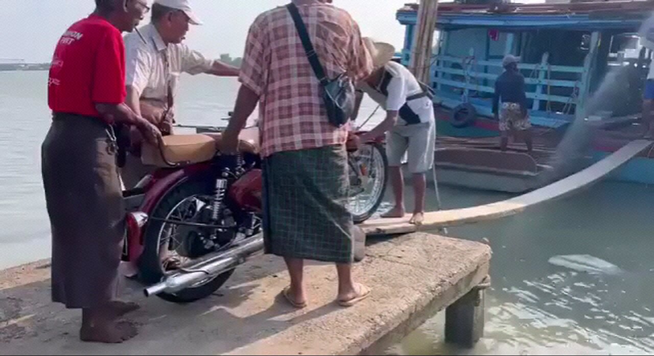 I was laughing at putting the bike on the boat 😁😁😁