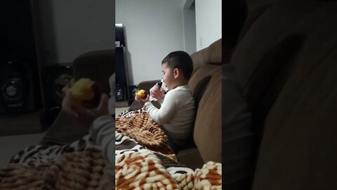 batata comendo pêssego 😋 depois de uma pratada...