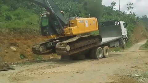 Proses Pengangkutan Eskavator Menggunakan Truk