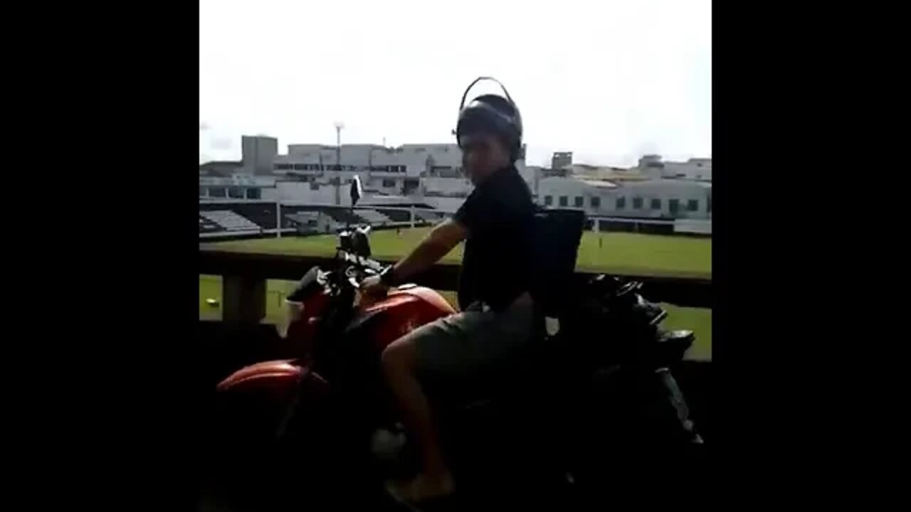 Galera vendo o jogo-treino do Vasco no viaduto