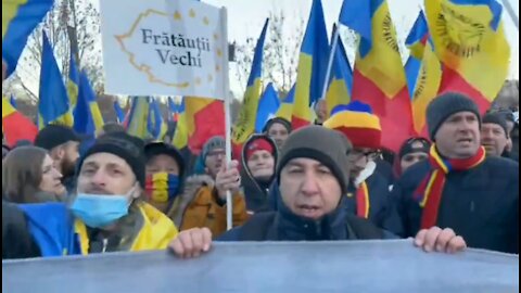 Romania: Protesters besiege the Parliament as it debates legislation to introduce "health passports"