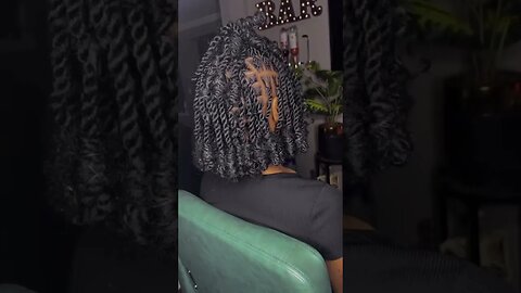 Watch me pop it like a pro 🔥 #invisiblelocs @locsbyprettylex