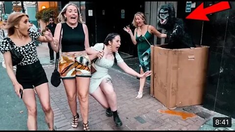 BEST FUNNY PRANK :FUNNY SCARY SCARE PRANK..TRASHMAN PRANK.. BEST BUSHMAN SCARE PRANK.