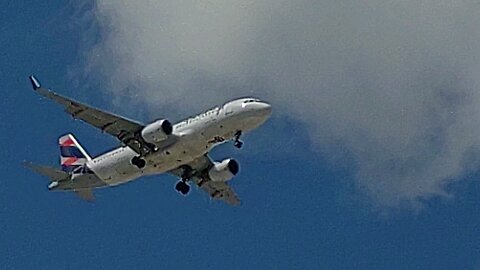 Airbus A320 PR-MHP coming from Brasília and Airbus A321 PT-MXI from São Luís to Fortaleza