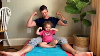 Menina serve de peso nos exercícios do pai