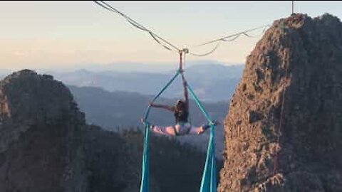 Acrobacias em seda praticadas a altura vertiginosa!