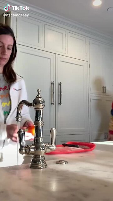 Wear makeup during lockdown and don't embarrass your kids (sVJ)