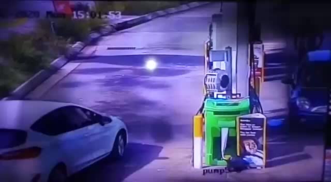 WATCH: Armed bandits rob motorists at Durban petrol station (jvg)