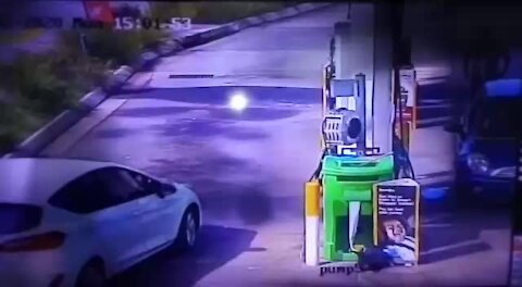 WATCH: Armed bandits rob motorists at Durban petrol station (jvg)