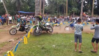Pilota di motocross si schianta durante la corsa