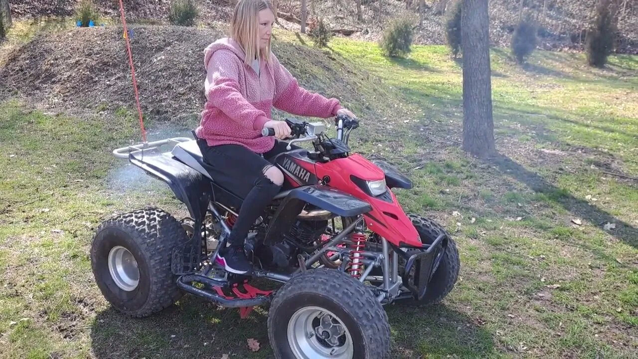 Wife rides Yamaha Blaster 200cc at the laundromat!