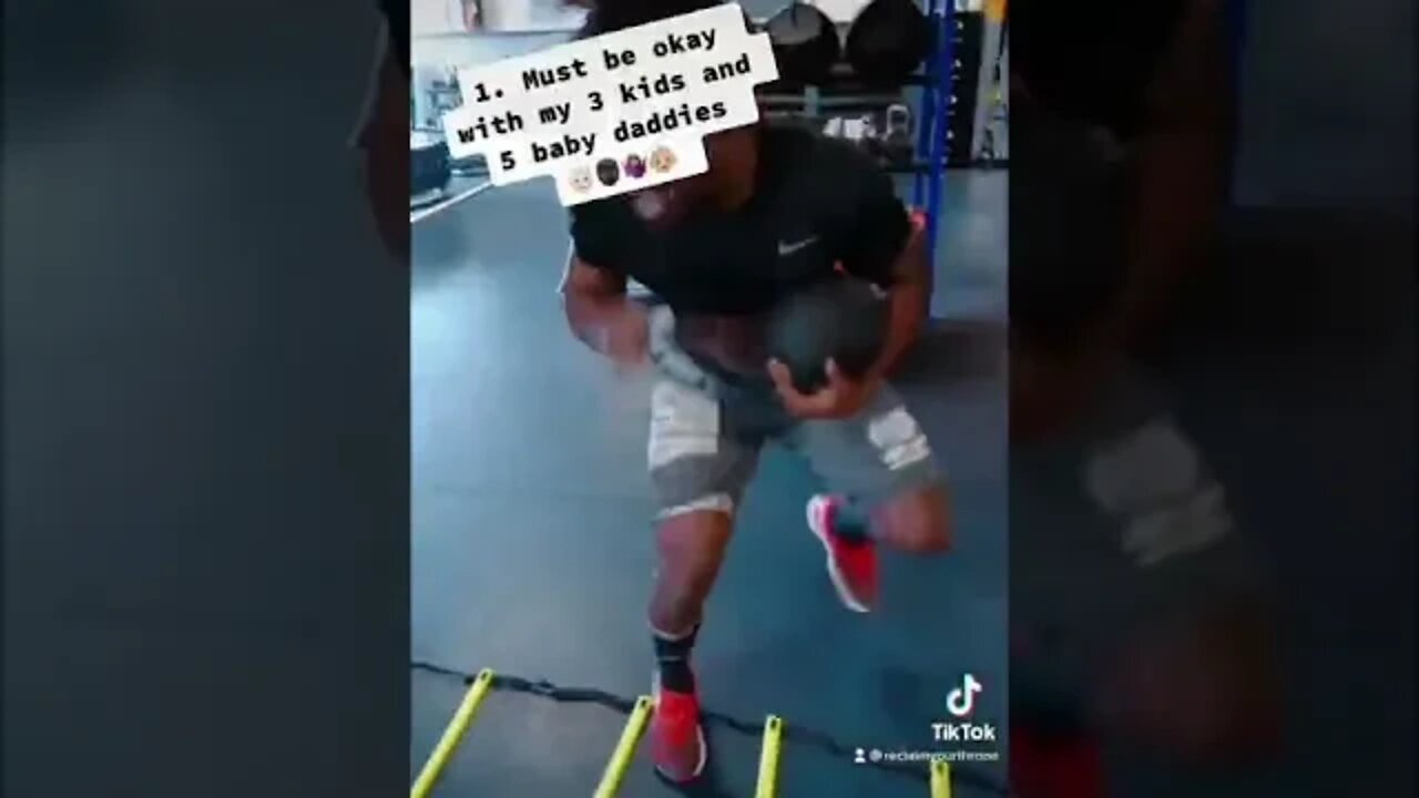 3 things delusional heaux’s have in their tinder bio 👑