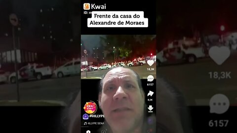 Em Frente da casa de Alexandre de Moraes