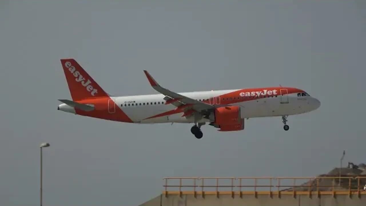 A20N Lands and Departs at Gibraltar ➣➣➣PLANE SPOTTING GIBRALTAR, Extreme Airport, 4K